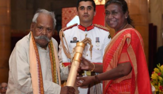 President Droupadi Murmu presents Padma Shri to Odisha’s puppetry maestro Maguni Charan Kuanr
