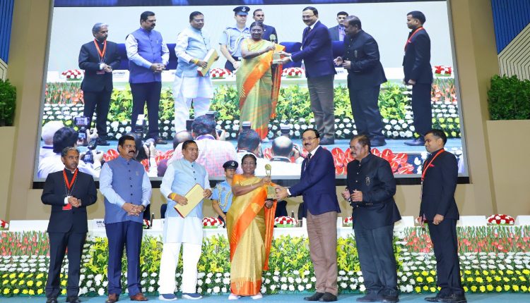 President Droupadi Murmu Presents ‘Bhoomi Samman’ Award To Odisha In New Delhi