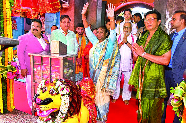 President Droupadi Murmu and Governor Ganeshi Lal seek the blessings of Maa Cuttack Chandi's suna besha.