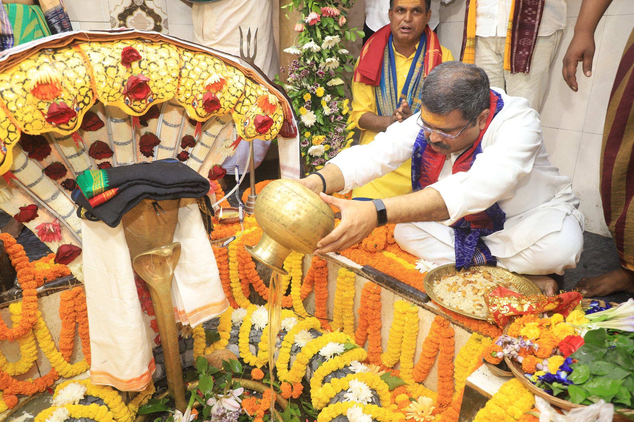 Union Minister Dharmendra Pradhan offers prayers at Dhabaleswar Temple on Kartik Purnima