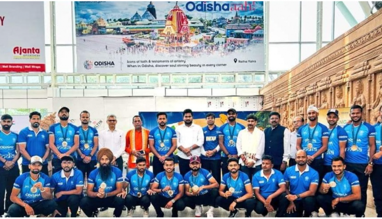 Olympic Medalist Indian Men’s Hockey Team Holds Roadshow In Odisha Capital