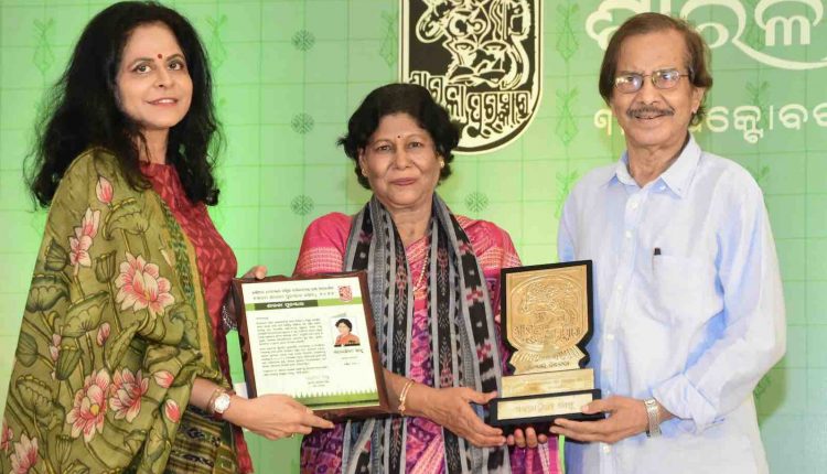 Eminent Feminist Writer Sarojini Sahoo Honored with Sarala Puraskar for Novel 'Asthira Pada'